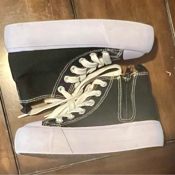 High-Top Canvas Sneakers with White Accents - Picture 4 of 8